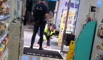 ▲「超商浩克」遭警棍抽打12下滿臉血　新影片瘋傳爆執法過當。（圖／翻攝自記者爆料網）