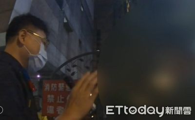 醉男睡空地遭勸阻 5字經罵警還推擠!被壓制送辦
