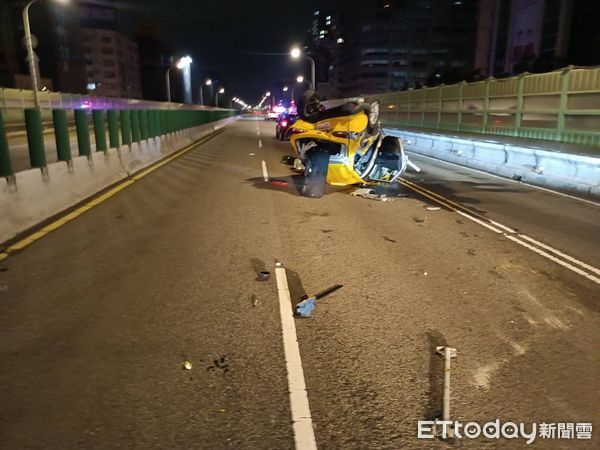 ▲▼小黃開車行經建國高架被追撞，整台車翻了個底朝天。（圖／記者邱中岳翻攝）