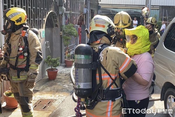 ▲台南市永康區一間3樓連棟透天厝，20日上午發生一起火警，火勢濃煙在屋內竄燒，消防局第五大隊出動5個分隊14車29人前往搶救，並以「共生面罩」上樓搶救3人保住一命。（圖／記者林悅翻攝，下同）