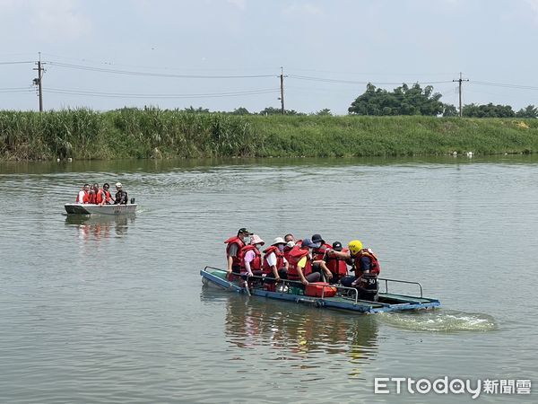 ▲台南市消防局第二大隊於官田區葫蘆埤，辦理2023年度管筏操作人員專業教育訓練。（圖／記者林悅翻攝，下同）