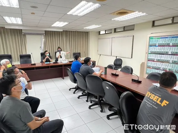 ▲台南市消防局為精進消防審勘人員執法專業，19日邀請台灣消防科技文教協會經理陳惠君，針對消防人員講授「防災監控系統綜合操作裝置」設計及操作實務。（圖／記者林悅翻攝，下同）