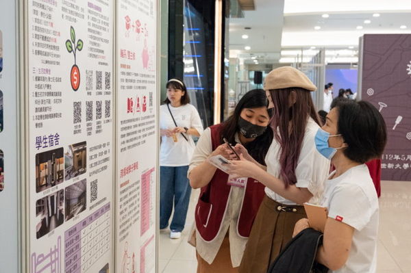 圖三：世新展示校園特色與教學成果，不少人駐足詢問。（圖／世新大學提供）