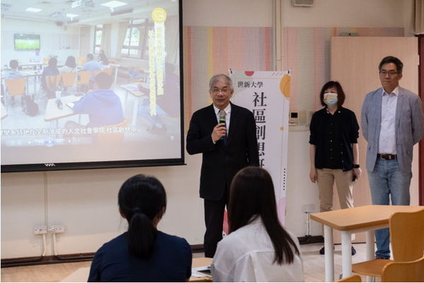 圖四：世新大學校長陳清河一一前往全校各系休息室為考生加油。（圖／世新大學提供）