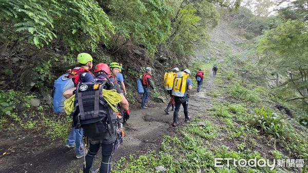 ▲▼搜救人員分為2組前進搜救，並申請直升機救援。（圖／記者陳崑福翻攝）