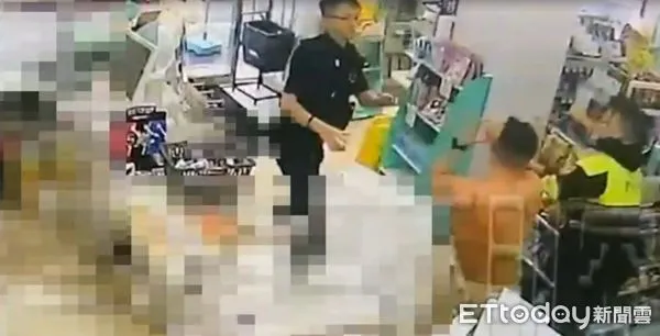 ▲▼             桃園中壢朱姓壯男20日在超商失控大鬧宛如「浩克」，超商監視器畫面。（圖／記者沈繼昌翻攝）
