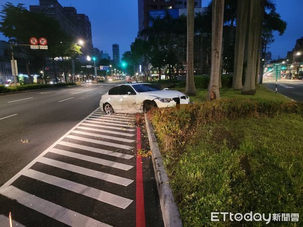 ▲▼陳男無照酒駕開老爸白色BMW自撞分隔島，連輪胎都脫離車體             。（圖／記者陳以昇翻攝）