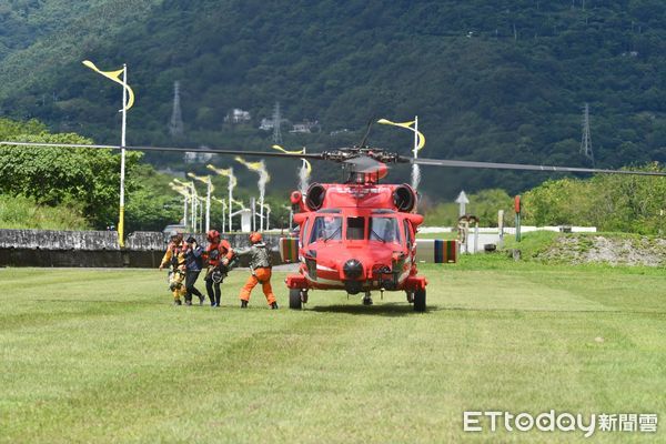 ▲▼空勤直升機飛抵現場執行吊掛救援任務。（圖／記者王兆麟翻攝，下同）