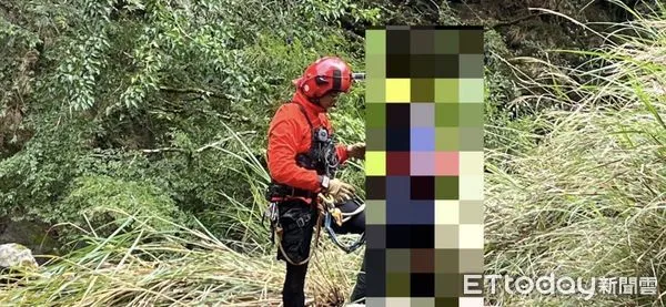 ▲▼空勤直升機飛抵現場執行吊掛救援任務。（圖／記者王兆麟翻攝，下同）