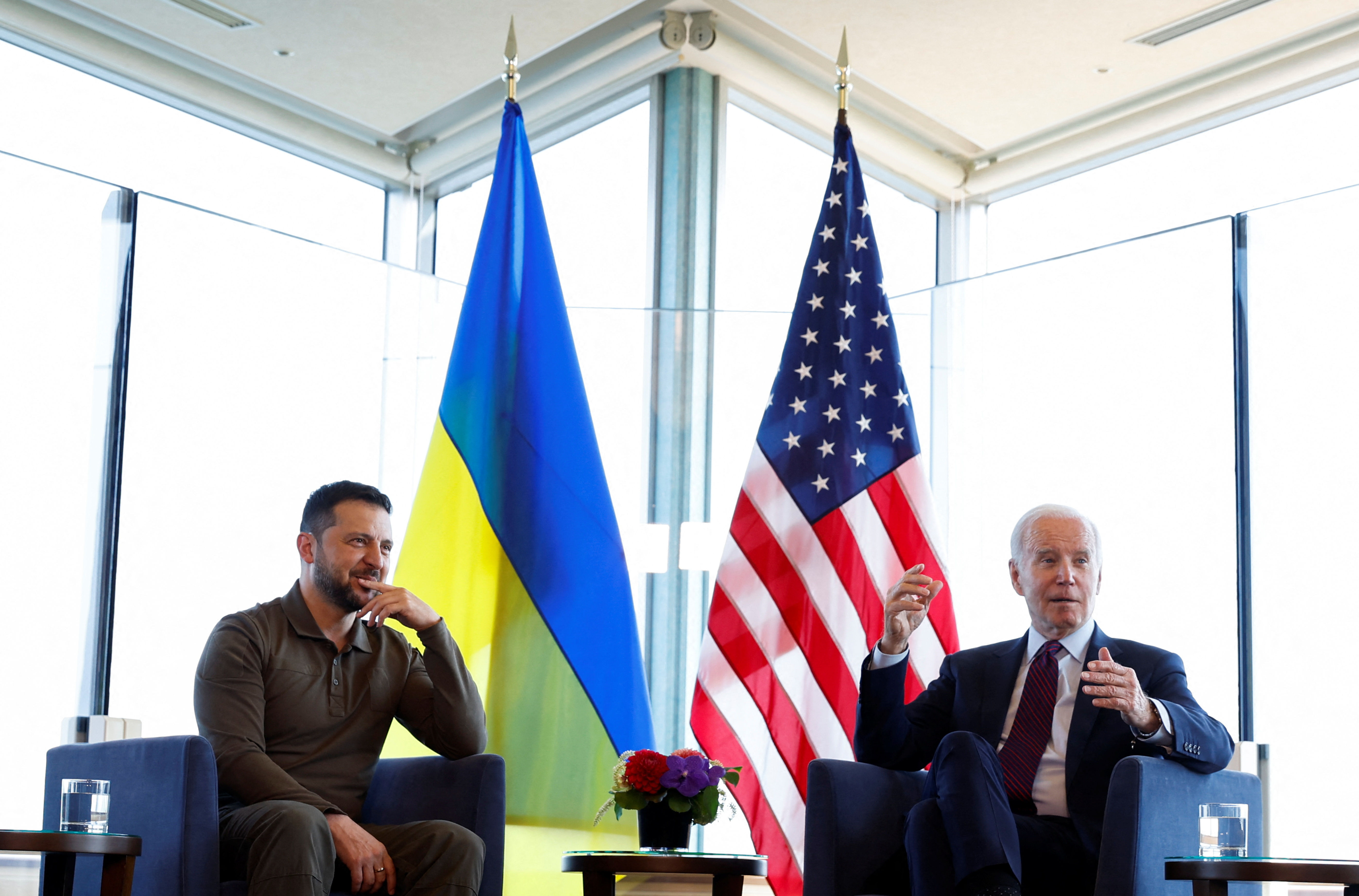 ▲▼ 美國總統拜登21日在G7峰會場邊與烏克蘭總統澤倫斯基會面。（圖／路透）