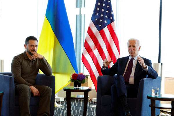 ▲▼ 美國總統拜登21日在G7峰會場邊與烏克蘭總統澤倫斯基會面。（圖／路透）