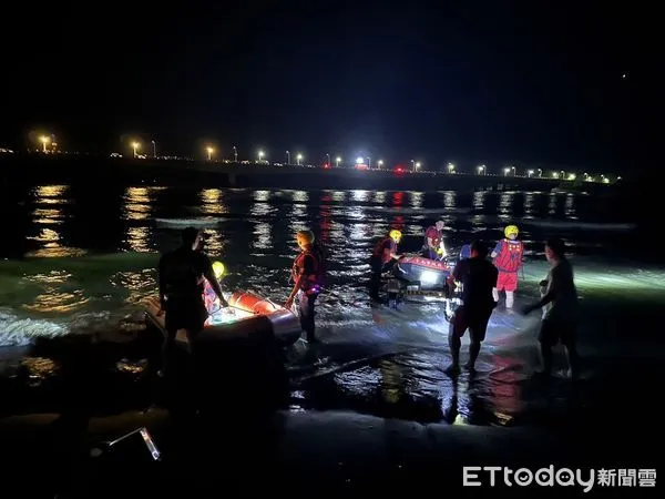 ▲消防人員下艇在安平四草大橋海域搜尋落水者。（圖／民眾提供，下同）