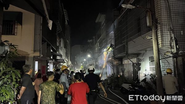 ▲高雄民宅驚傳大火。（圖／記者吳奕靖攝）