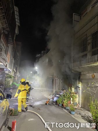 ▲高雄民宅驚傳大火。（圖／記者吳奕靖攝）