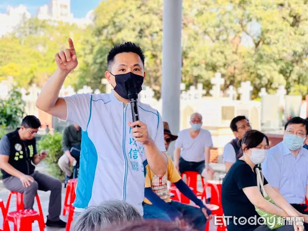 ▲針對台南市政府即將限期遷葬永康二王基督教公墓，該地家屬近百人21日下午在墓園聚會並成立自救會，與會者均同意主張以「原地保留」為原則。（圖／記者林悅翻攝，下同）