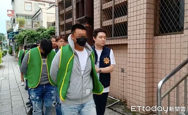 ▲▼淡水警方逮捕吳少的8名友人，依妨害秩序及傷害罪移送，現場起獲作案刀械             。（圖／記者陳以昇翻攝）