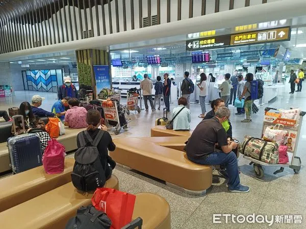 ▲▼金門起霧，機場關場小三通停航。（圖／記者林名揚翻攝）