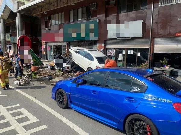 ▲▼高雄岡山重大車禍！疑車速過快...自小客一路撞進騎樓「1車翻覆」。（圖／記者賴文萱翻攝）