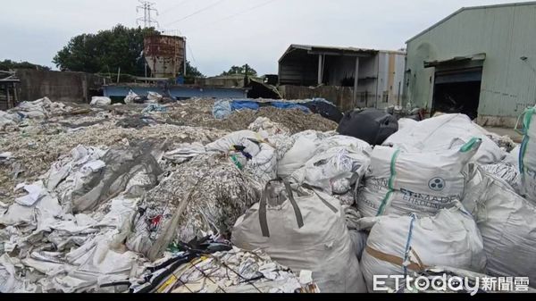 ▲▼苗栗縣頭屋鄉一家歇業的紙廠堆置大量營建廢棄物，大雨後工廠流出的廢水，有可能汙染鄰近的後龍溪。（圖／記者蔡文淵翻攝）