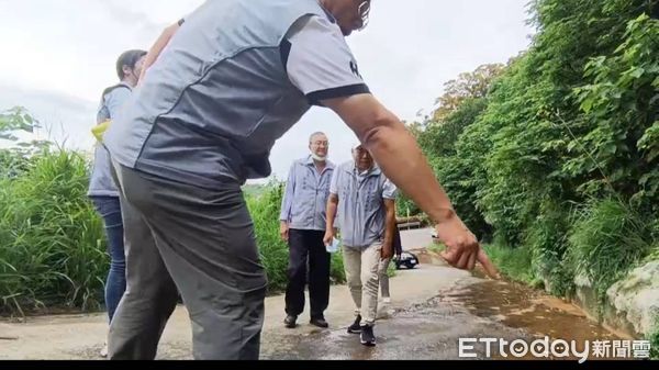 ▲▼苗栗縣頭屋鄉一家歇業的紙廠堆置大量營建廢棄物，大雨後工廠流出的廢水，有可能汙染鄰近的後龍溪。（圖／記者蔡文淵翻攝）