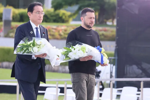 ▲▼烏克蘭總統澤倫斯基和日本首相岸田文雄5月21日在廣島和平紀念公園的原爆遇難者紀念碑前獻花。（圖／路透）