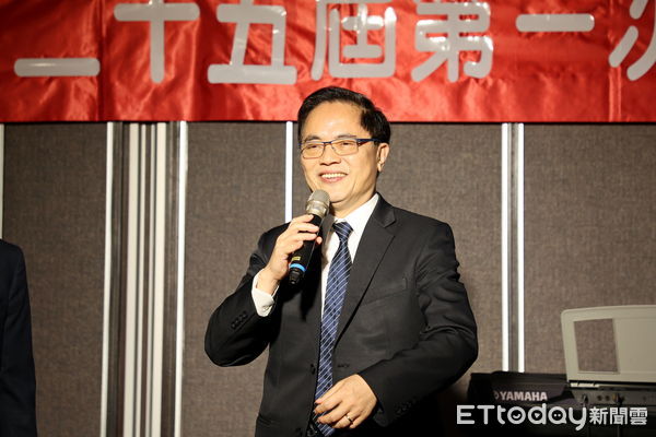 ▲▼花蓮慈院副院長何宗融（右）從卸任理事長黃輝榮手中接過印信，完成交接儀式。（圖／慈濟醫學中心提供，下同）