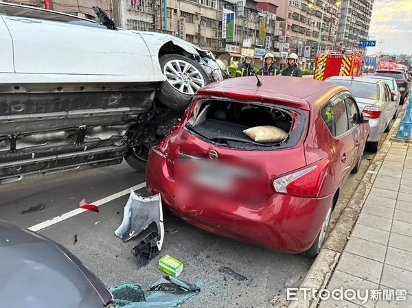 ▲▼吳男疲勞駕駛擦撞3車，車體單側兩輪懸空             。（圖／記者陳以昇翻攝）