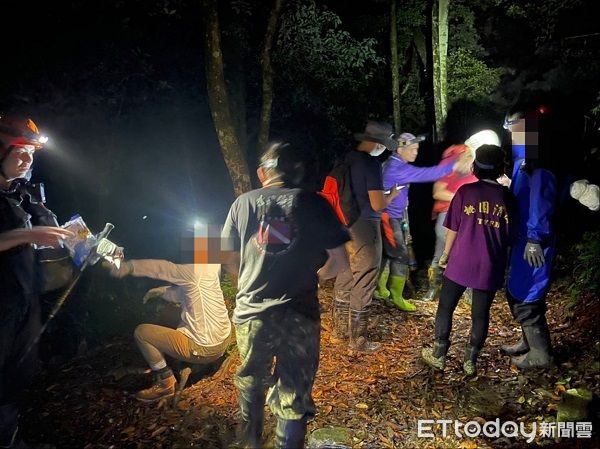 ▲▼在1小時後順利尋獲受困民眾，有驚無險將3人平安送抵派出所。（圖／大溪警分局提供）