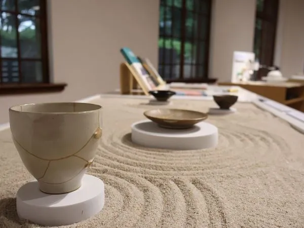 ▲金繼蘊含「侘寂」思想，結合展場的枯山水意象，呈現「缺憾之美」。（圖／新竹市政府提供）