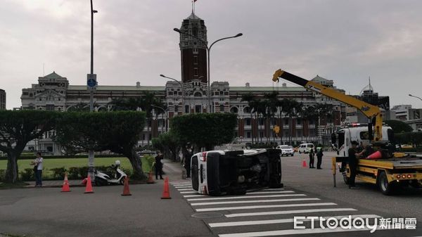 ▲台北市總統府前凱達格蘭大道，發生一起翻車意外。（圖／記者黃彥傑攝）