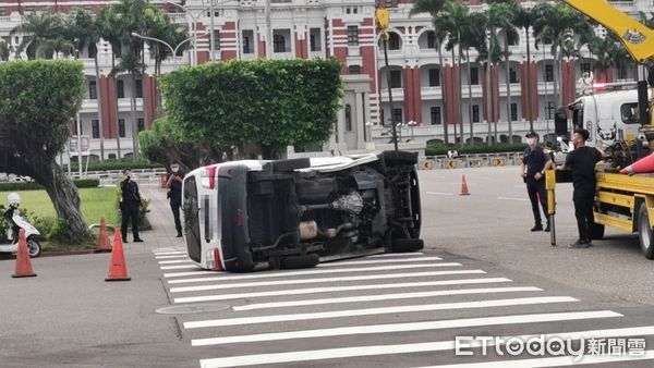 ▲台北市總統府前凱達格蘭大道，發生一起翻車意外。（圖／記者黃彥傑攝）