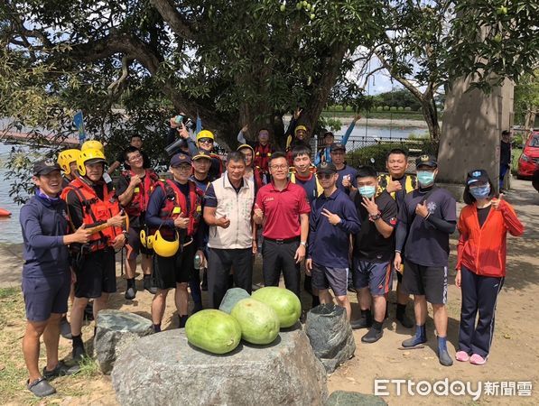 ▲台南市消防局第四大隊為提升消防人員水上救生技能、強化救援人員的船艇操作能力及應變能力，特在虎頭埤風景區辦理專業船艇水域救援訓練。（圖／記者林悅翻攝，下同）