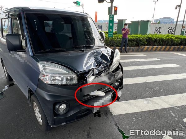 ▲新莊區中環路一段、瓊林路口，20歲男性機車騎士對撞小貨卡，當場失去生命跡象 。（圖／記者陳以昇攝，下同）