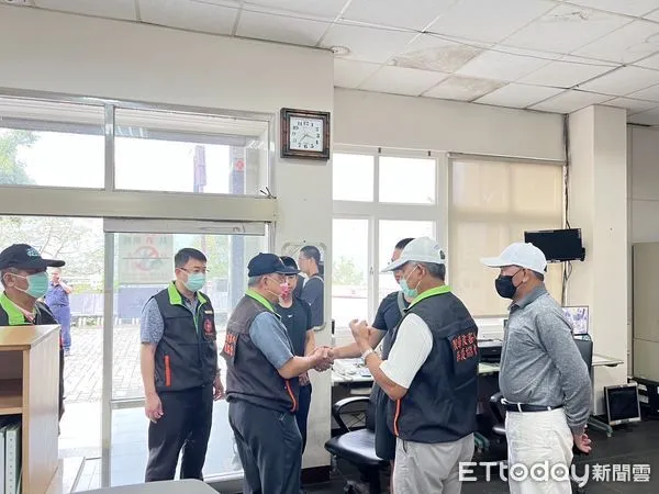 ▲犯罪被害人保護協會人員在霧台分駐所陪伴家屬            。（圖／民眾提供，下同）