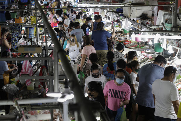▲▼  菲律賓奎松市（Quezon）民眾戴著口罩前往市場購買食物。（圖／達志影像／美聯社）