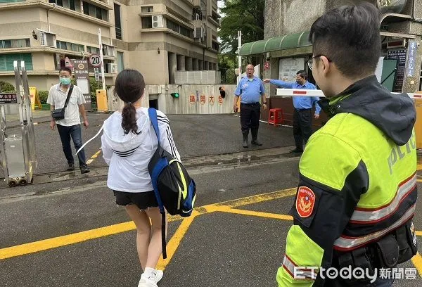 ▲王姓員警護送跑錯考場女考生及時趕抵，並目送她進入正確考場。（圖／中壢警分局提供）