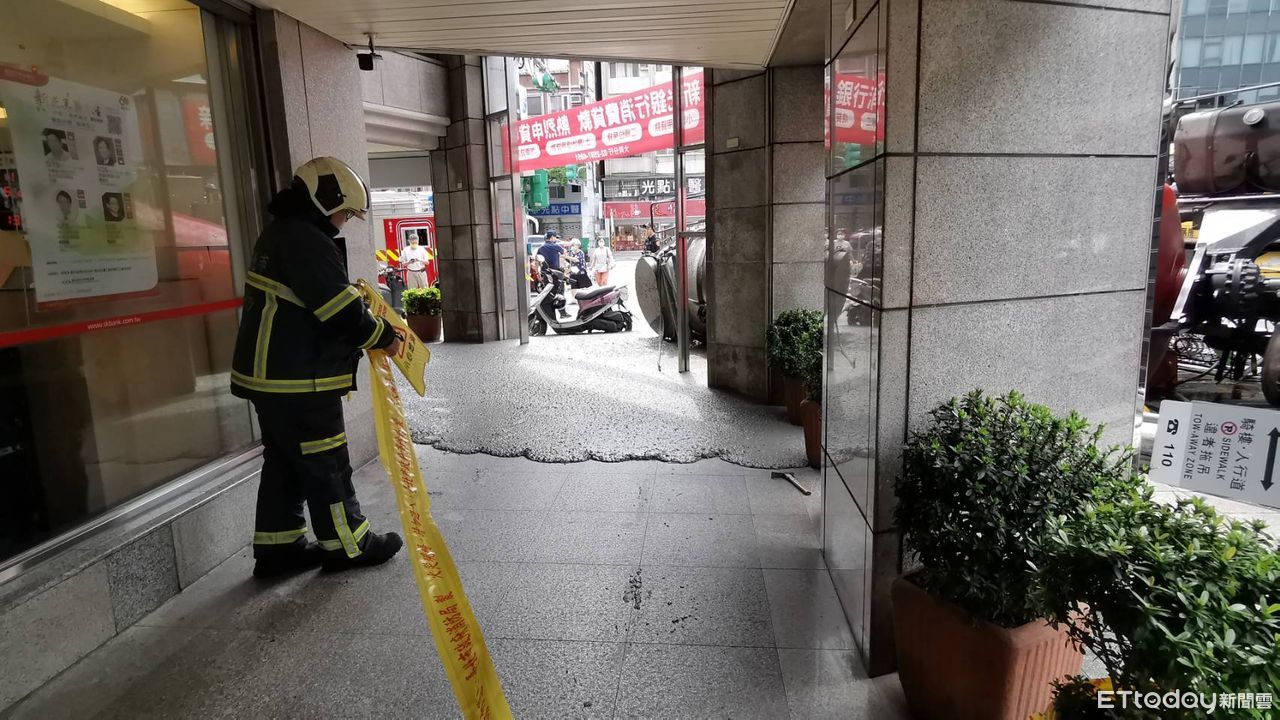 快訊／北市預拌車翻覆！銀行前鋪滿水泥「機車慘遭封印」駕駛送醫 | ETtoday社會新聞 | ETtoday新聞雲