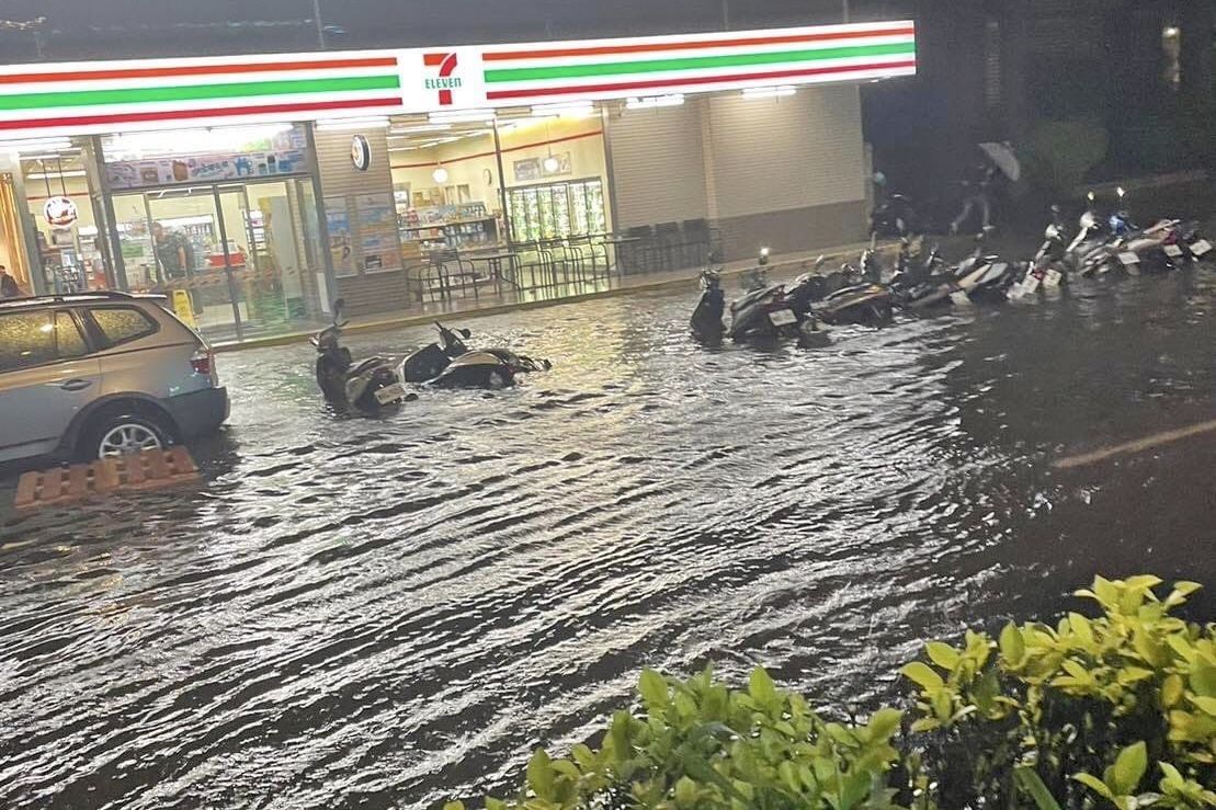 ▲▼大雷雨桃園淹水 。（圖／翻攝再出發，蘆竹南崁資訊大小事資訊分享團（2））