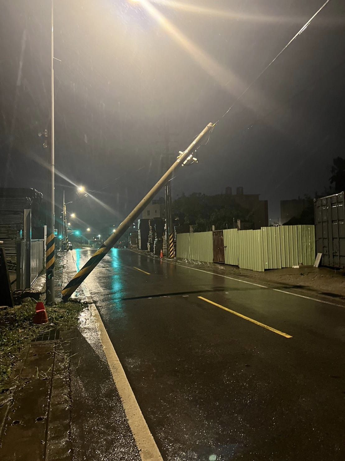 大雨還造成蘆竹油管路電線桿斷裂。（圖／翻攝「再出發，蘆竹南崁資訊大小事資訊分享團（2）」臉書社團）