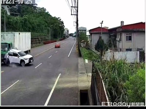 ▲▼大貨車撞擊欲轉彎的自小客車，被撞小客車衝向對向路邊，車尾朝下卡在水溝邊。（圖／記者蔡文淵翻攝）