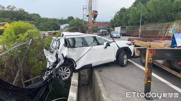 ▲▼大貨車撞擊欲轉彎的自小客車，被撞小客車衝向對向路邊，車尾朝下卡在水溝邊。（圖／記者蔡文淵翻攝）