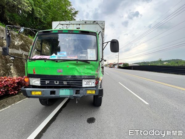 ▲▼大貨車撞擊欲轉彎的自小客車，被撞小客車衝向對向路邊，車尾朝下卡在水溝邊。（圖／記者蔡文淵翻攝）