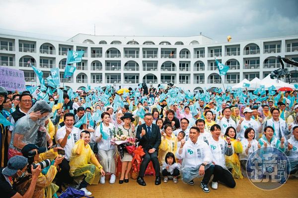 對於藍白合，柯曾直言他有一個黨要背，無法隨便跟人家合作。圖為民眾黨公職出席柯的參選總統記者會。