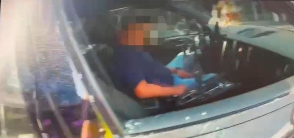警方破窗後，林男仍癱坐駕駛座上，車內還散發濃濃酒味。（翻攝畫面）
