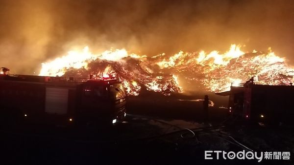 ▲因應野著火警件數增加，台南市政府王副秘書長邀集農業局、民政局、環保局及消防局召開「降低農地大量燃燒案件的研商會議」。（圖／記者林悅翻攝，下同）