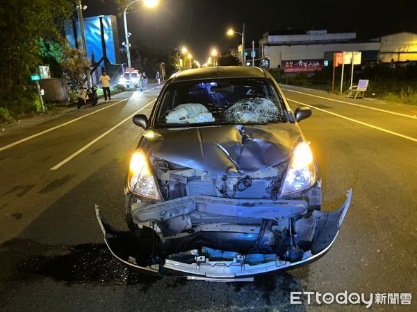 ▲▼機車（箭頭所指）遭逆向超車車輛撞得擊支離破碎，更在地面磨出火花，並翻落撞擊點外約30公尺的菜園裡，女護理師在加護病房觀察中，雖有意識但尚未脫離險境 。（圖／記者游芳男翻攝，下同）