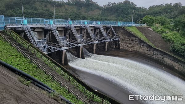 ▲▼經過一夜大雨，苗栗縣3座主要水庫都明顯進帳，其中明德水庫逼近滿水位，水庫管理單位在上午9點半時時調節性洩洪。（圖／記者蔡文淵翻攝）