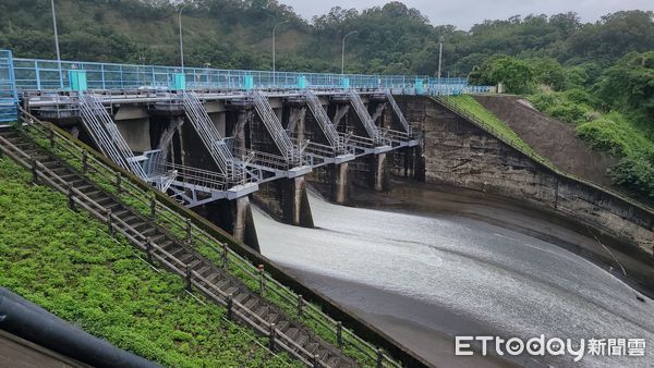 ▲▼經過一夜大雨，苗栗縣3座主要水庫都明顯進帳，其中明德水庫逼近滿水位，水庫管理單位在上午9點半時時調節性洩洪。（圖／記者蔡文淵翻攝）