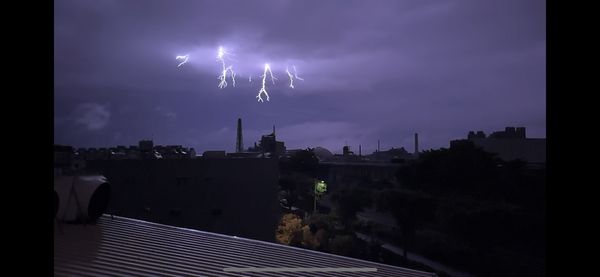 ▲彰化市凌晨閃電雷擊造成598戶停電。（圖／民眾提供）