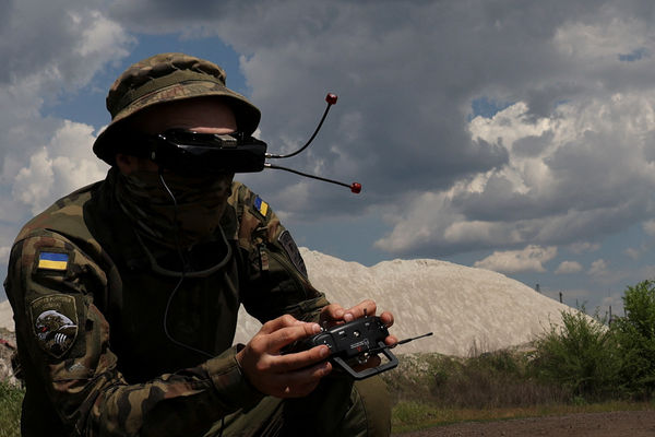 ▲▼烏克蘭海軍陸戰隊員在第聶伯羅彼得羅夫斯克州，進行第一人稱視角（FPV）無人機飛行訓練。（圖／路透）